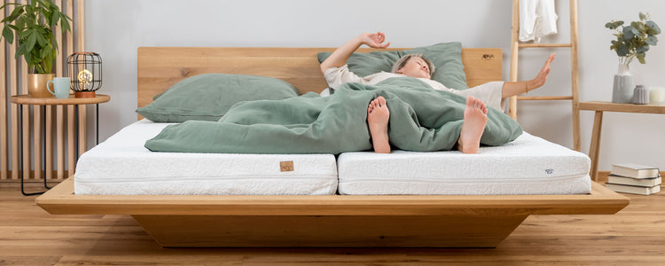 Schlafzimmer mit JONA Massivholzbett, Naturlatexmatratze und Leinen-Bettwäsche